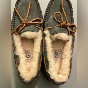 *NEVER WORN* UGG slippers